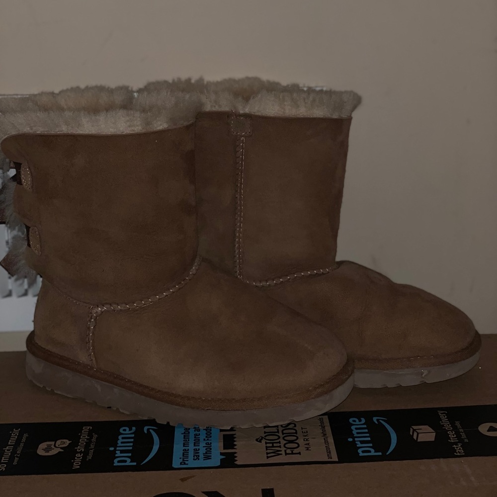 Kids Uggs with bows on back